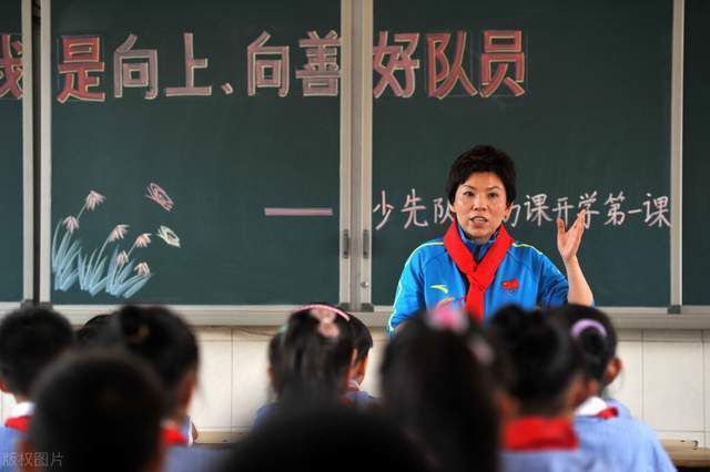 从拍摄现场来看，战争戏中还呈现了志愿军经典的;三三制战术设计，另外，利用地形分散兵力、夜战行军歼敌等打法也在影片中有所体现，军事专家表示《长津湖》是目前战术战备方面最为严谨的国产战争大片